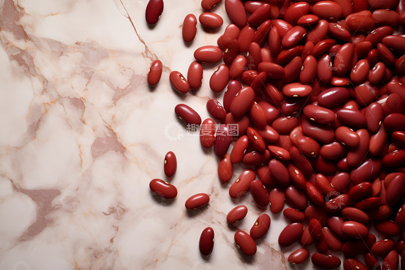 高清大图下载【趣麦麦图】放在桌面上的红豆