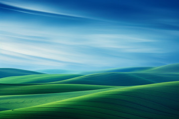 绿色连绵起伏的山丘