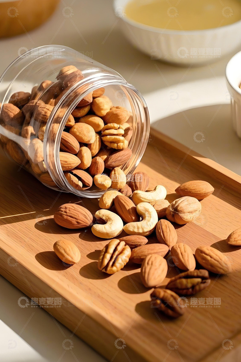 高清大图下载【趣麦麦图】一瓶撒出的坚果摄影图