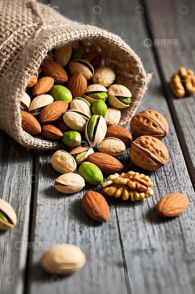 高清大图下载【趣麦麦图】-一袋散落的坚果摄影图