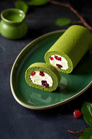 抹茶味蛋糕卷摄影图