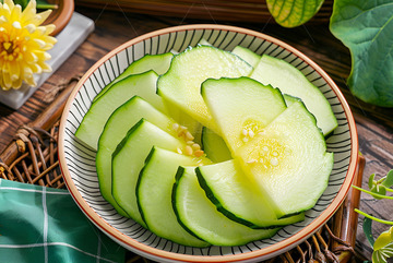 一盘切片的黄瓜片