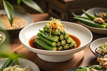 芥末凉拌秋葵摄影图。