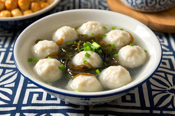 紫菜丸子汤摄影图