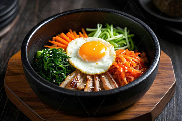 美食摄影石锅拌饭摄影图