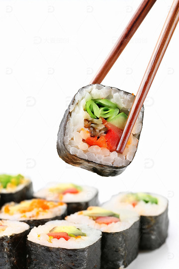 被一双筷子夹起的寿司