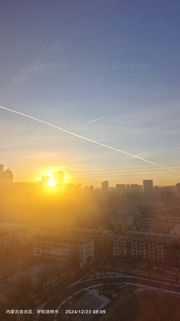 晨光飞机线划过