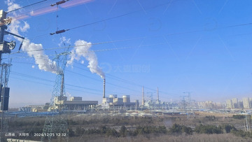 蓝天下烟囱白雾飘