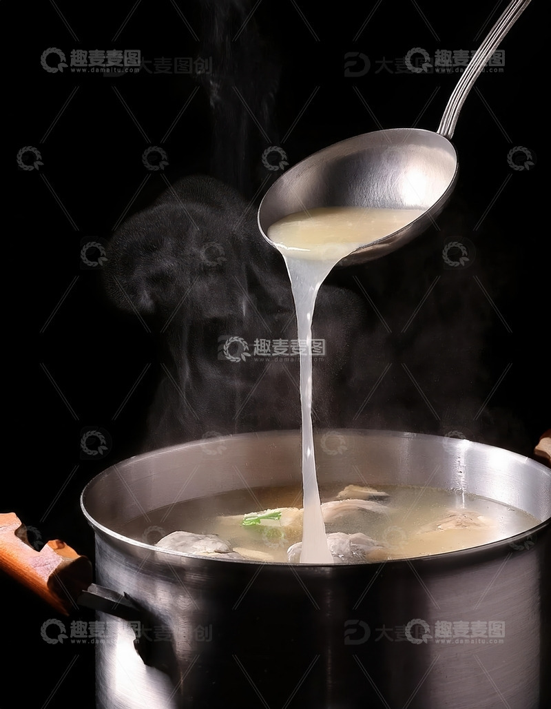 饭店勺子舀一勺大骨汤高汤