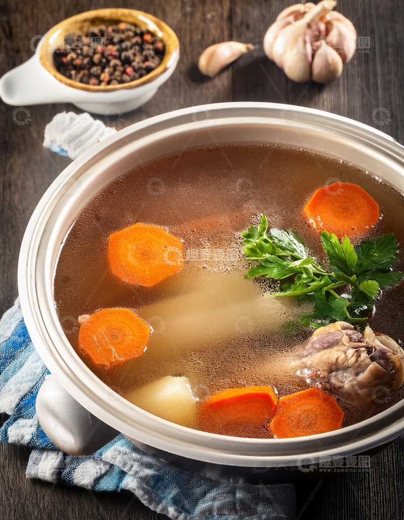 木纹背景漂浮萝卜大骨汤高汤
