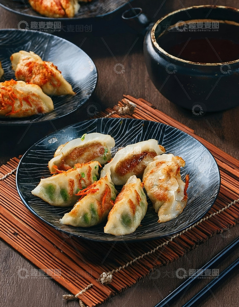 高清大图下载【趣麦麦图】金黄酥脆：煎饺的美味艺术4