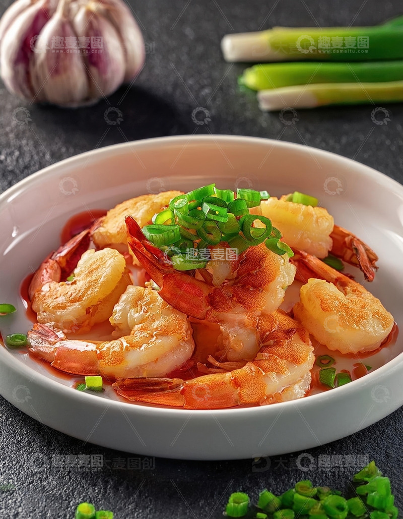 高清大图下载【趣麦麦图】黑色石桌上碗里撒葱开背虾