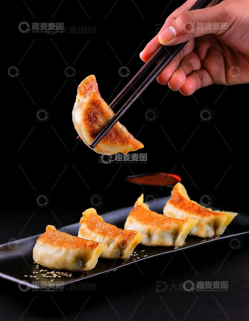 高清大图下载【趣麦麦图】简单而美味：煎至金黄的饺子5