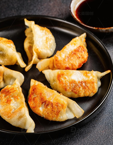 简单而美味：煎至金黄的饺子