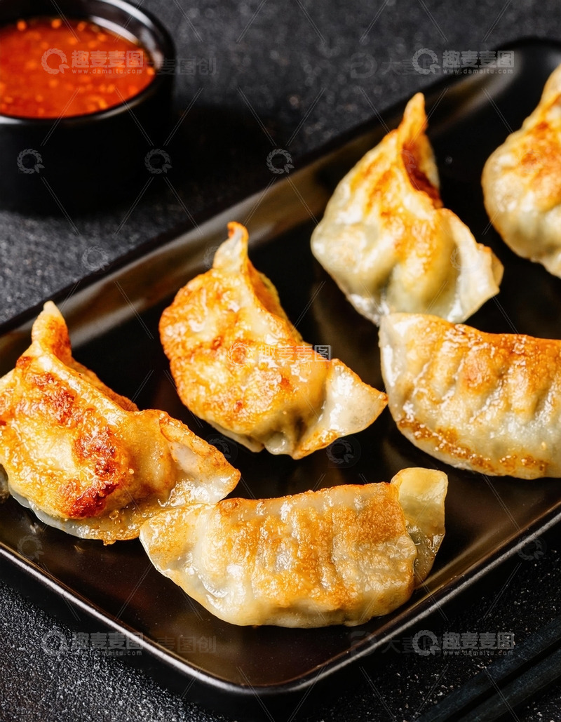 高清大图下载【趣麦麦图】简单而美味：煎至金黄的饺子3