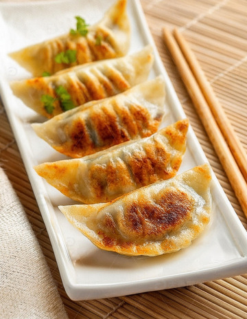 金黄酥脆：煎饺的美味艺术