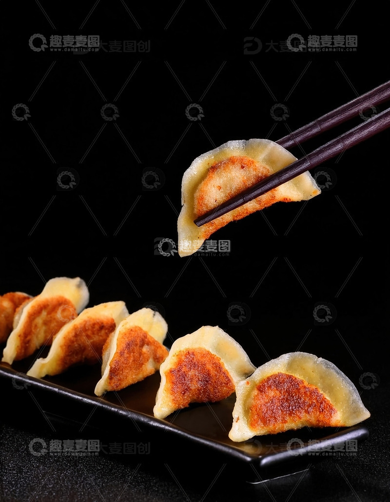 高清大图下载【趣麦麦图】简单而美味：煎至金黄的饺子14
