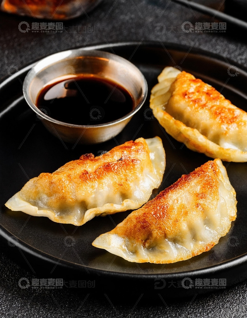 高清大图下载【趣麦麦图】简单而美味：煎至金黄的饺子10