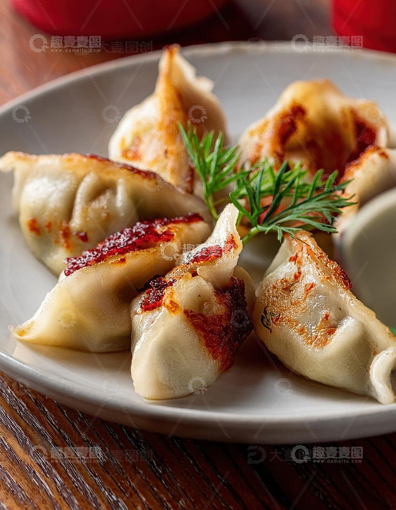 高清大图下载【趣麦麦图】简单而美味：煎至金黄的饺子26