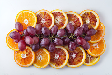 橙子片和紫色的葡萄