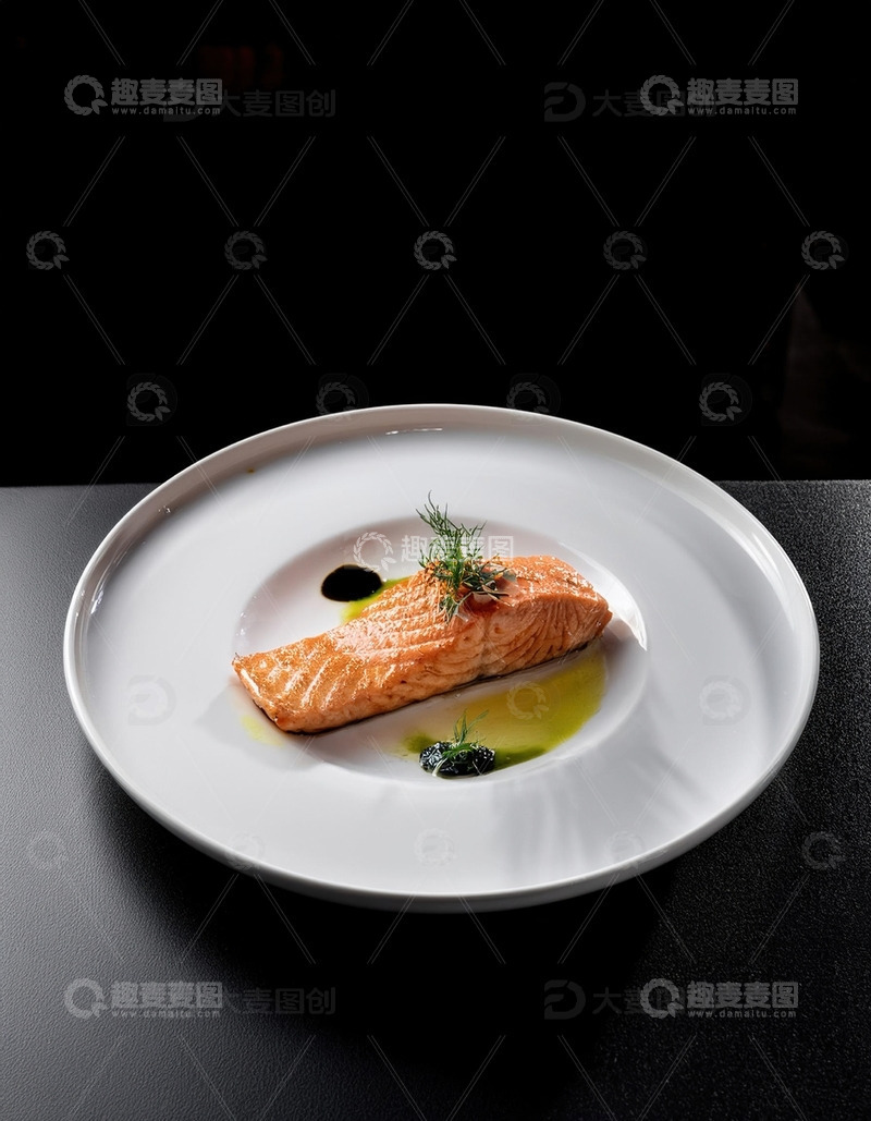 高清大图下载【趣麦麦图】西餐厅餐桌上的三文鱼4