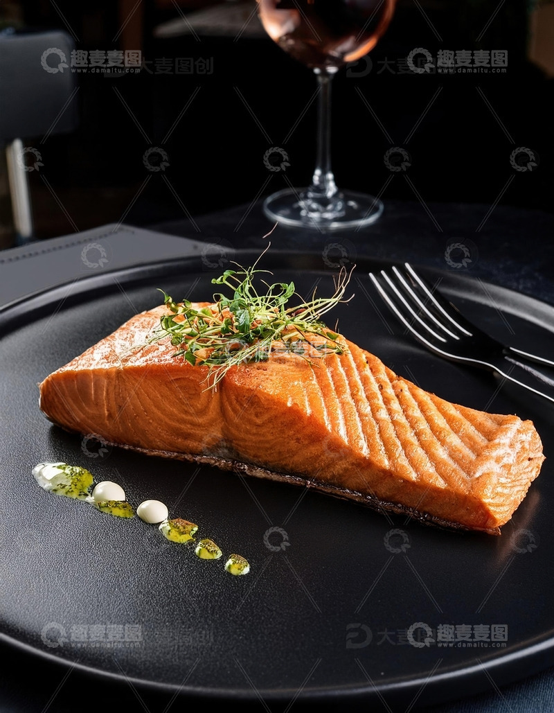 高清大图下载【趣麦麦图】西餐厅餐桌上的三文鱼5