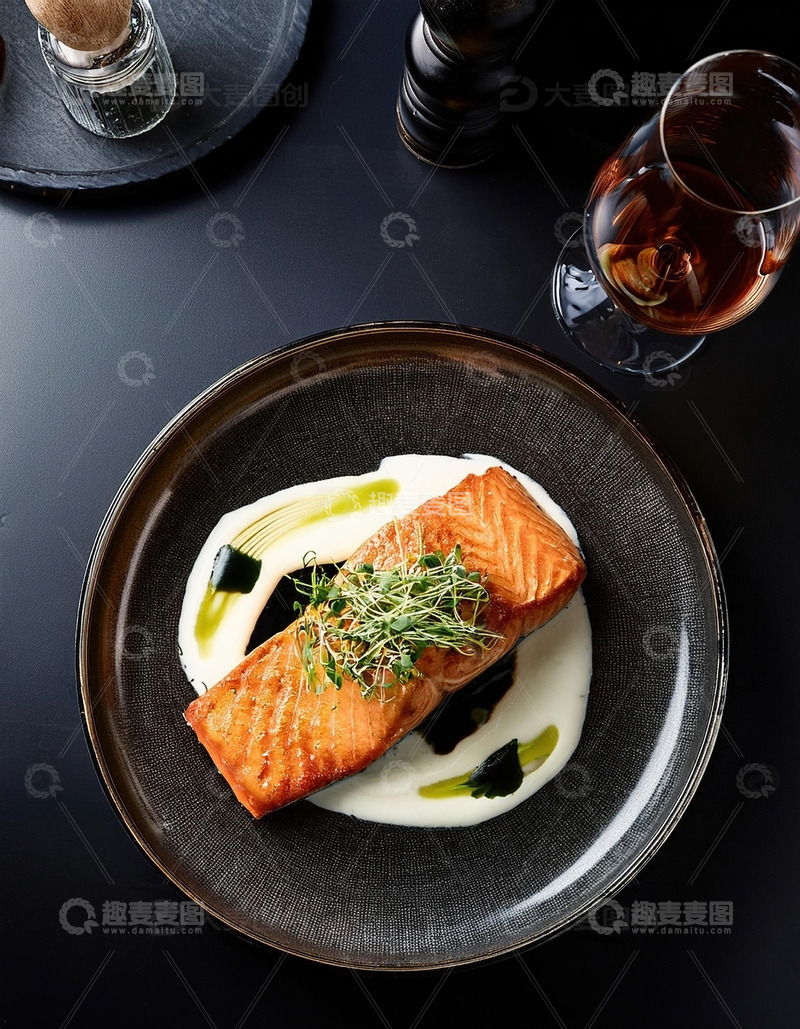 高清大图下载【趣麦麦图】西餐厅餐桌上的三文鱼7