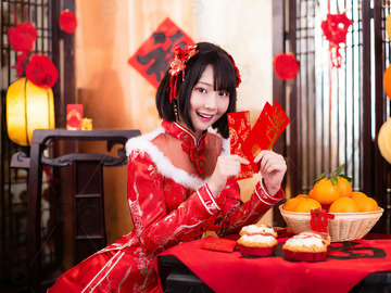 手拿红包的美女新年祝福素材