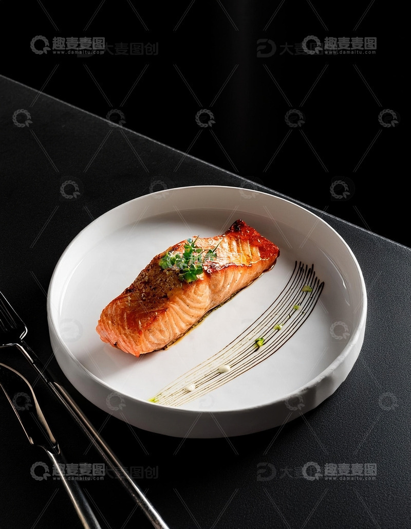 高清大图下载【趣麦麦图】西餐厅餐桌上的三文鱼6