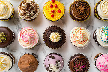 一排排纸杯蛋糕