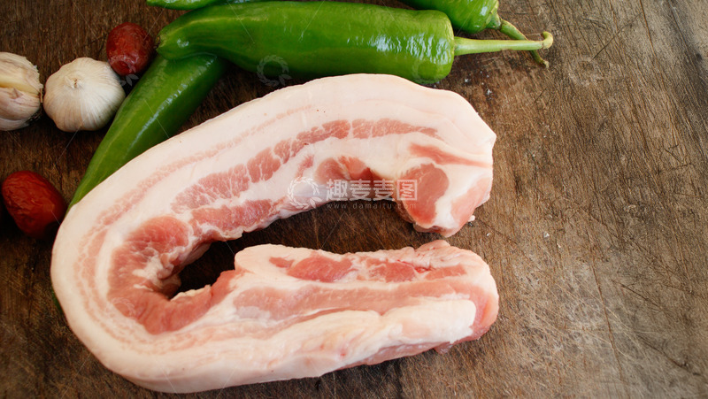 高清大图下载【趣麦麦图】新鲜生猪肉与蔬菜的完美搭配