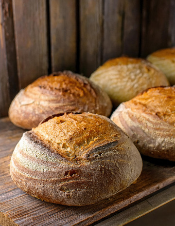 新鲜出炉：金黄面包切片