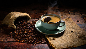 咖啡时光：复古木桌上的香浓咖啡1