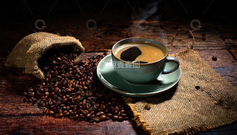 高清大图下载【趣麦麦图】咖啡时光：复古木桌上的香浓咖啡1