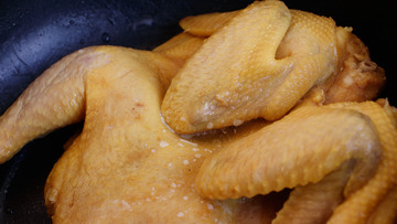 盐焗鸡特写：传统烹饪的美味