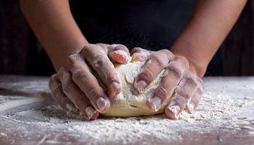 正在和面的厨师5