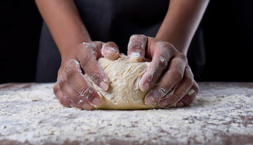 正在和面的厨师6