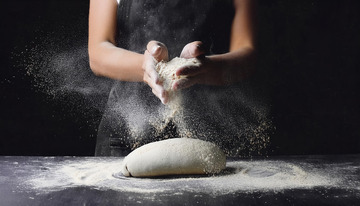 正在和面的厨师7