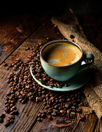 咖啡时光：复古木桌上的香浓咖啡5