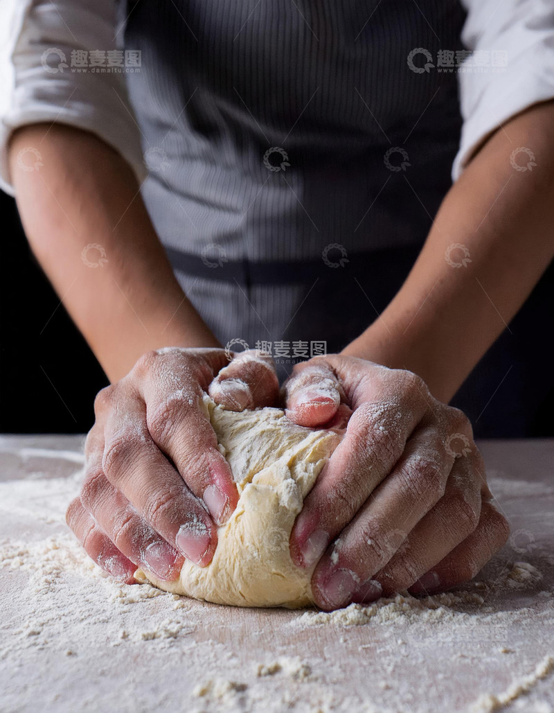 高清大图下载【趣麦麦图】正在和面的厨师