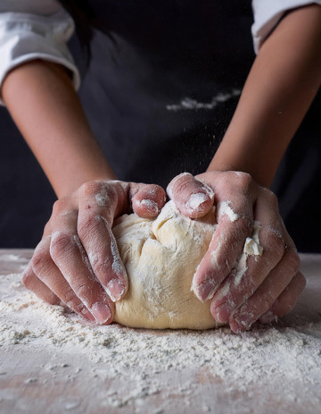 正在和面的厨师11