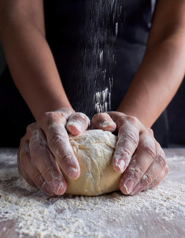 正在和面的厨师9