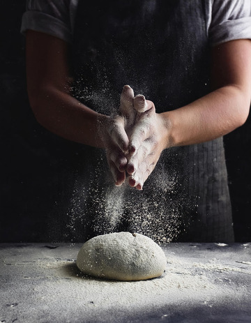 正在和面的厨师1