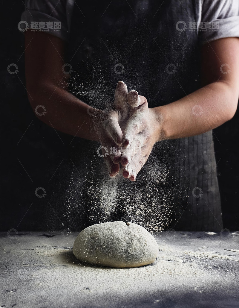 高清大图下载【趣麦麦图】正在和面的厨师1
