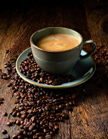 咖啡时光：复古木桌上的香浓咖啡4