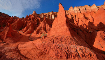 砂岩峭壁的雄伟身姿