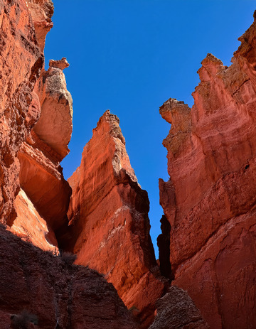 砂岩峭壁与蓝天的对话