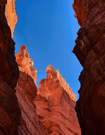 砂岩与蓝天的和谐共存