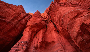 砂岩峭壁的自然雕塑