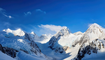 高山积雪映蓝天